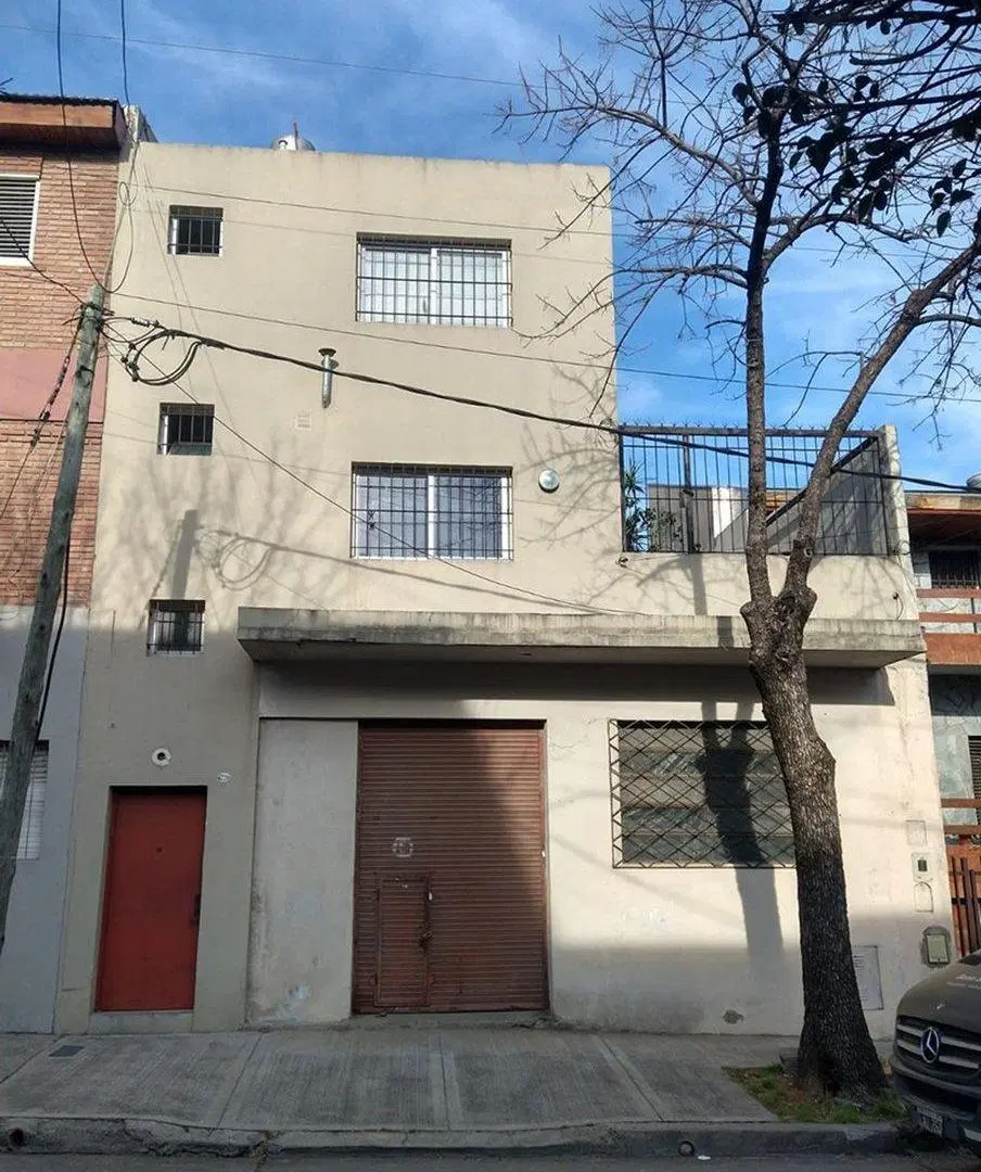 Casa 140 m, Local 70 m, fondo 104 m. Lote propio 2