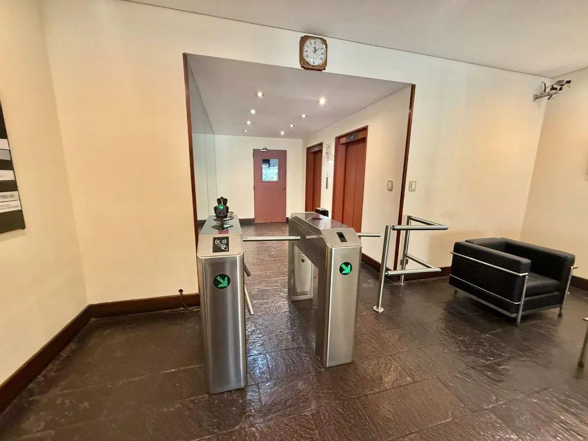 Venta oficina 430 m² con 8 cocheras en Microcentro 8