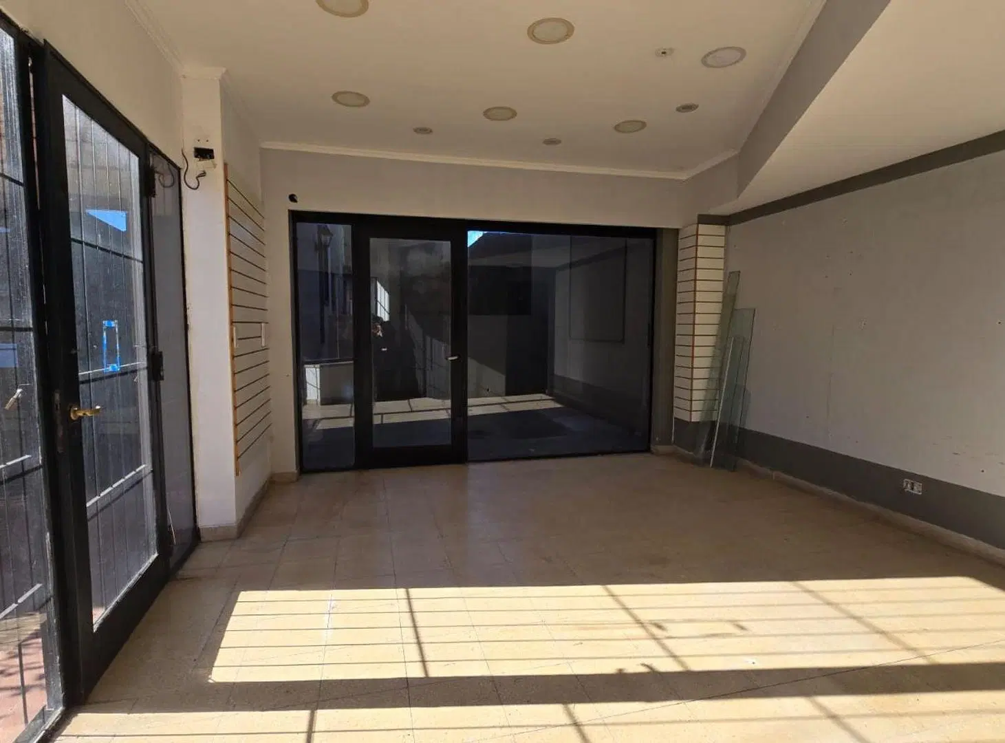VENTA LOCAL GRAL. RODRIGUEZ CENTRO FRENTE A PLAZA 4