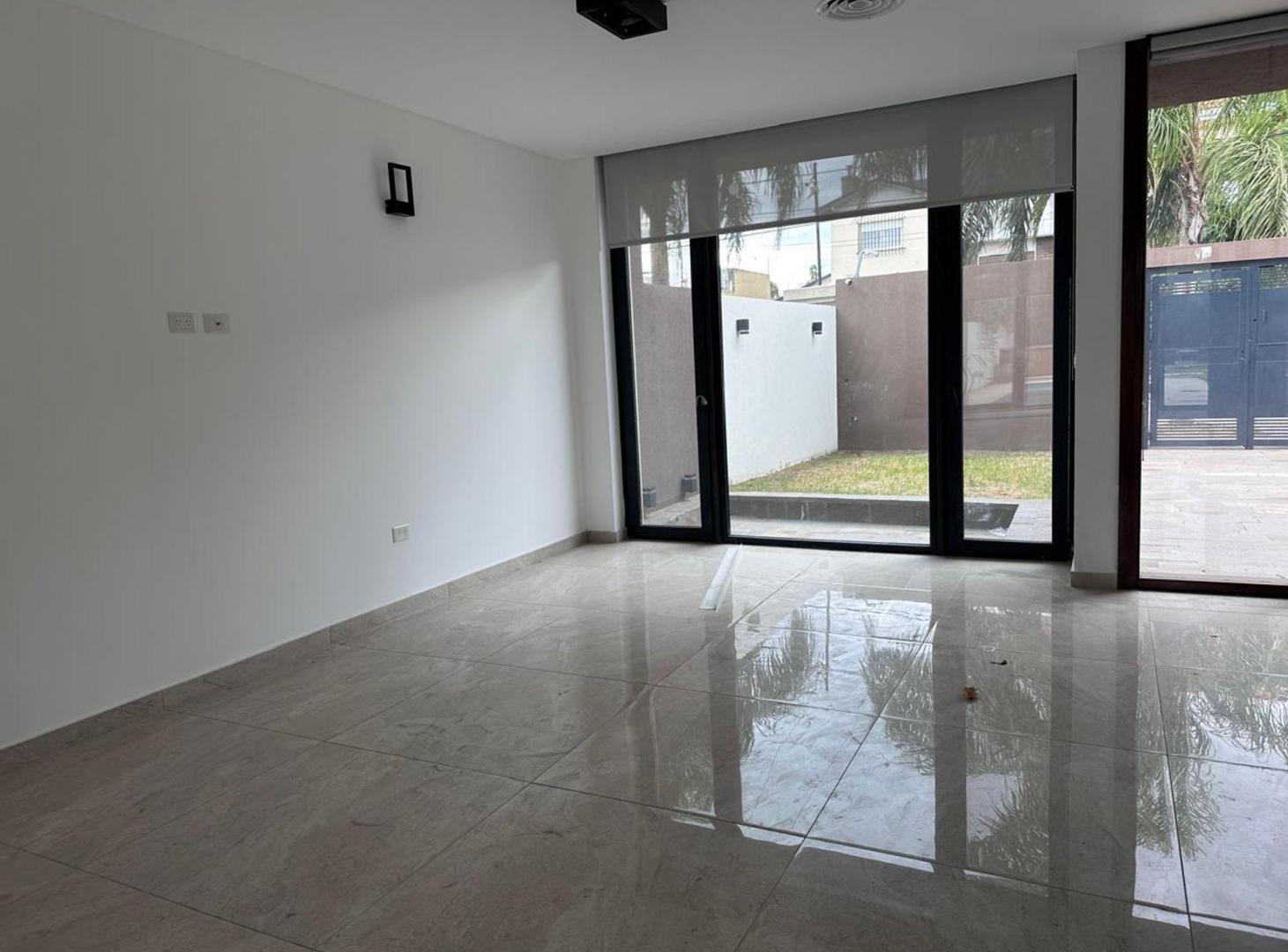Foto de Venta Casa 6 Amb + Playroom Castelar Norte EXCLUSI, imagen 1