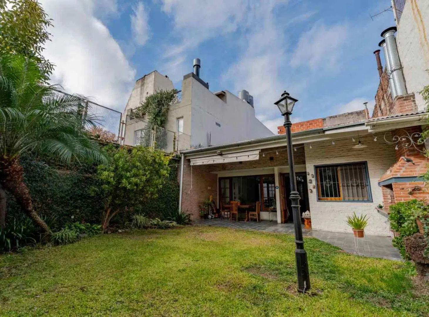 VENTA HERMOSA CASA CON JARDÍN Y PATIO IMPECABLE! 3
