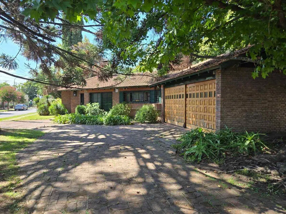 VENTA CASA CON  PARQUE Y PILETA EN PILAR CENTRO 4