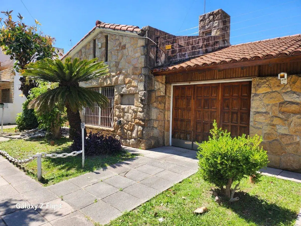 CASA TIPO CHALET CON PILETA Y QUINCHO 3