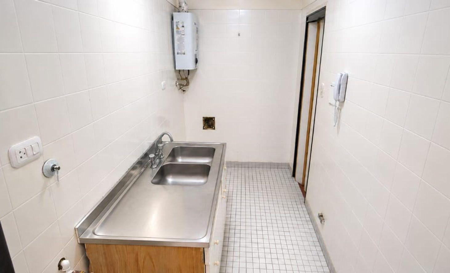 Foto de DEPTO 2 AMB. PATIO. POTENCIAL PARA RECICLAR, imagen 2