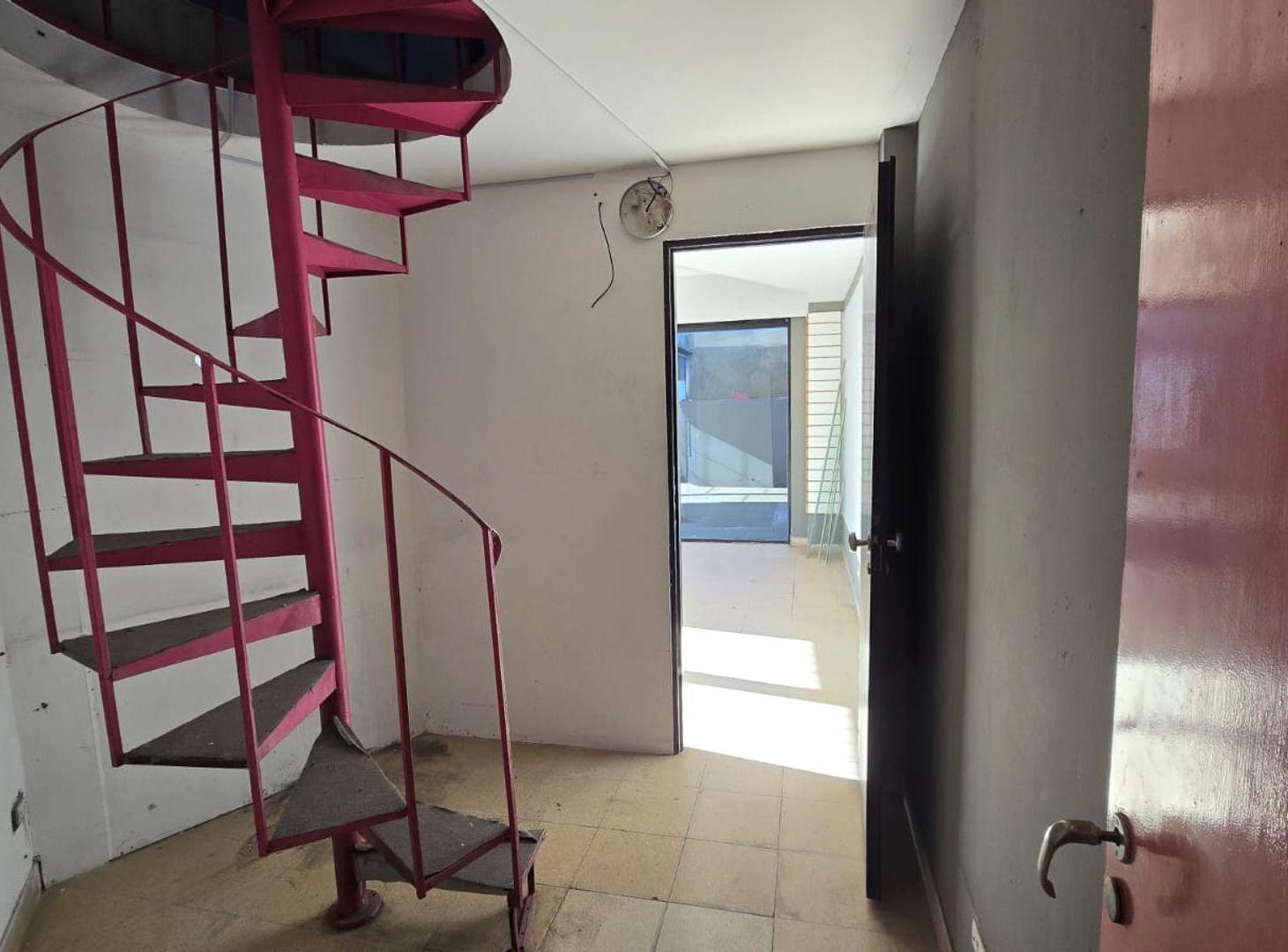 Foto de VENTA LOCAL GRAL. RODRIGUEZ CENTRO FRENTE A PLAZA, imagen 2