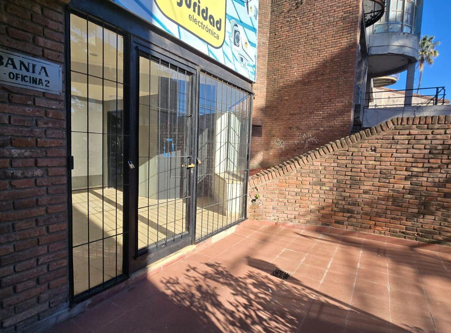 Foto de VENTA LOCAL GRAL. RODRIGUEZ CENTRO FRENTE A PLAZA, imagen 3