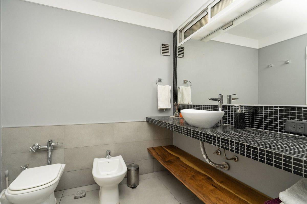 Foto de VENTA DEPTO 4 AMB Y DEPENDENCIA CABALLITO COCHERA, imagen 2