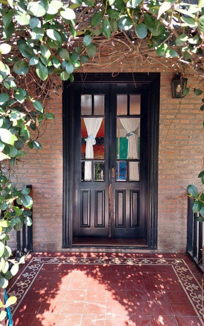 Foto de VENTA- Casa enorme con jardín y pileta, Hurlingham, imagen 1