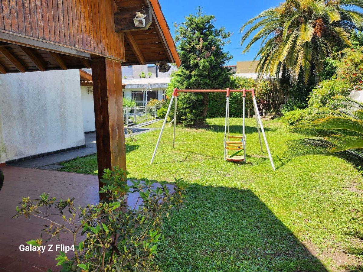 Foto de CASA TIPO CHALET CON PILETA Y QUINCHO, imagen 2