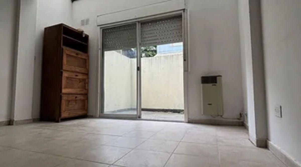 Foto de Venta PH 2 ambientes Con Patio En La Boca, imagen 2