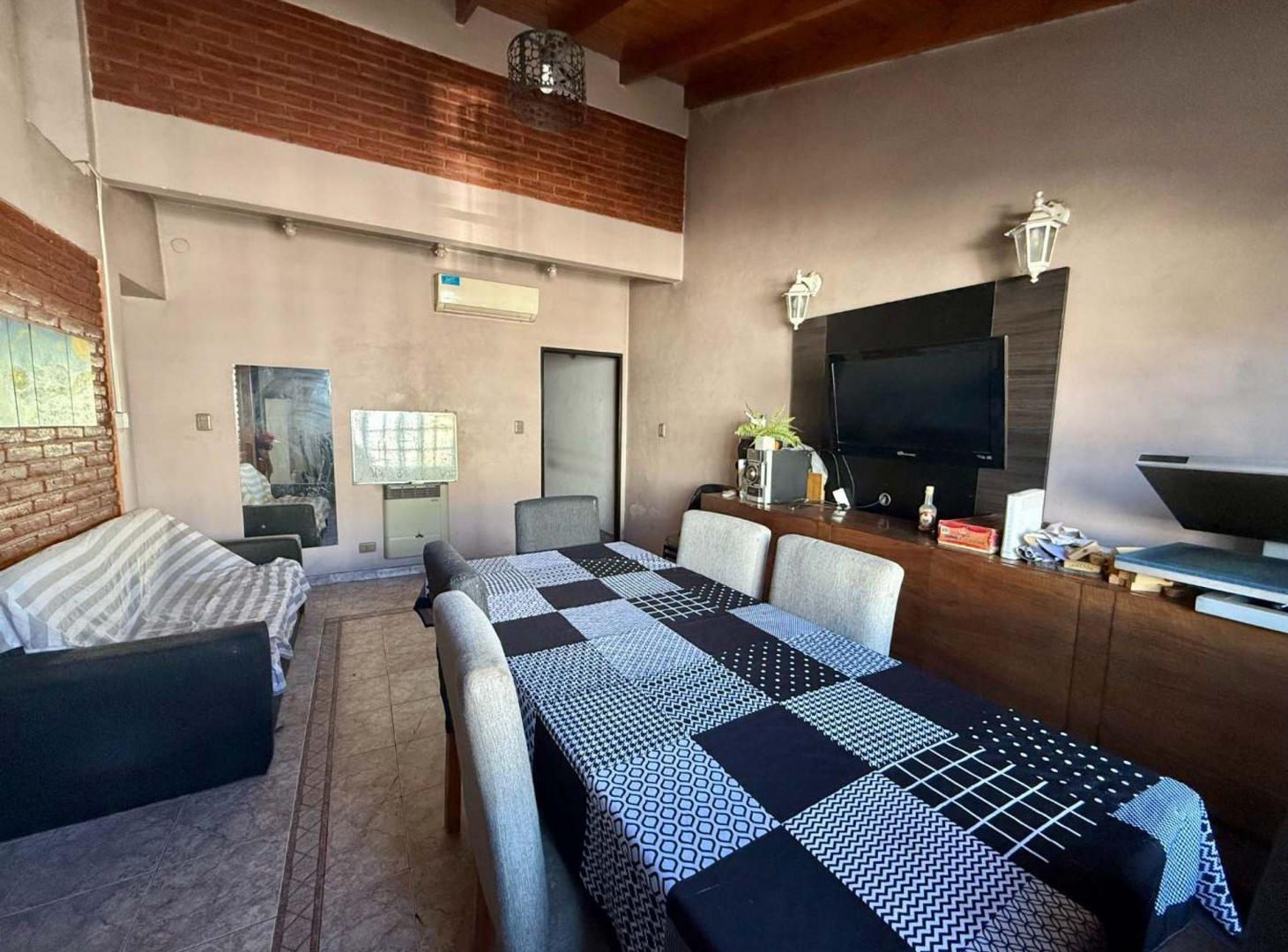 Foto de VENTA CASA 3 AMBIENTES CON 2 LOCALES MONTE CASTRO, imagen 1