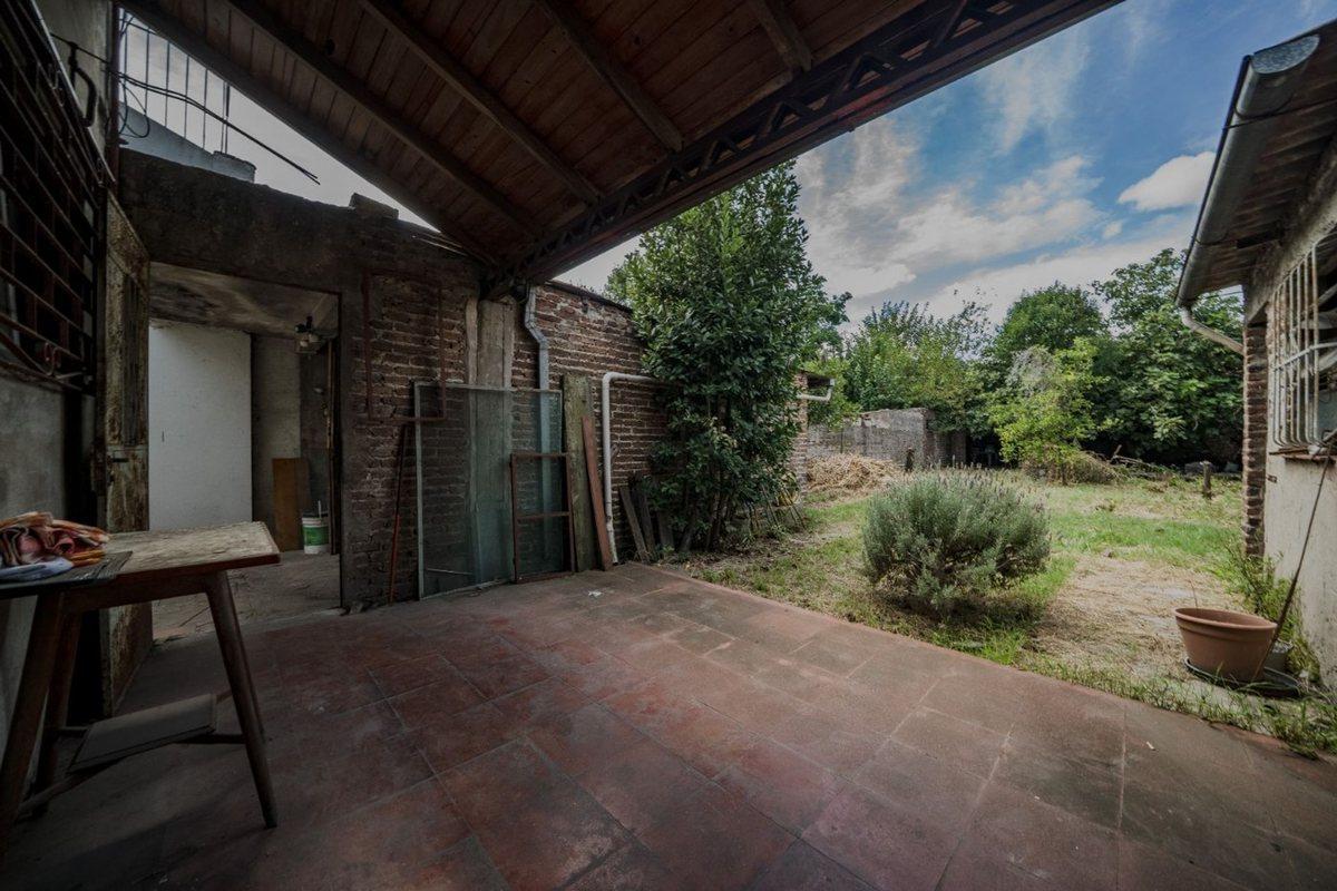 Foto de Casa, cocheras, taller y amplio jardìn de fondos, imagen 2
