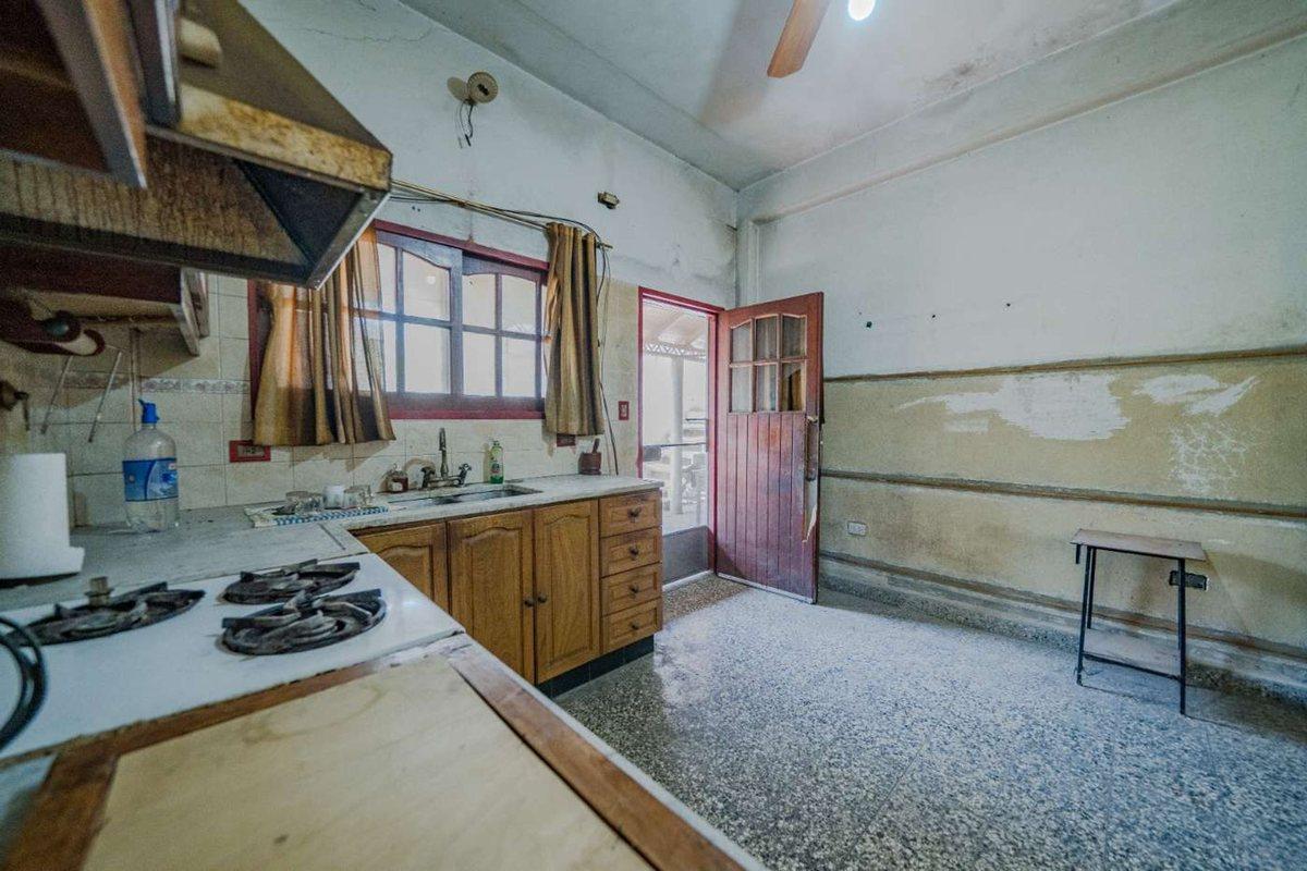 Foto de Casa, cocheras, taller y amplio jardìn de fondos, imagen 1