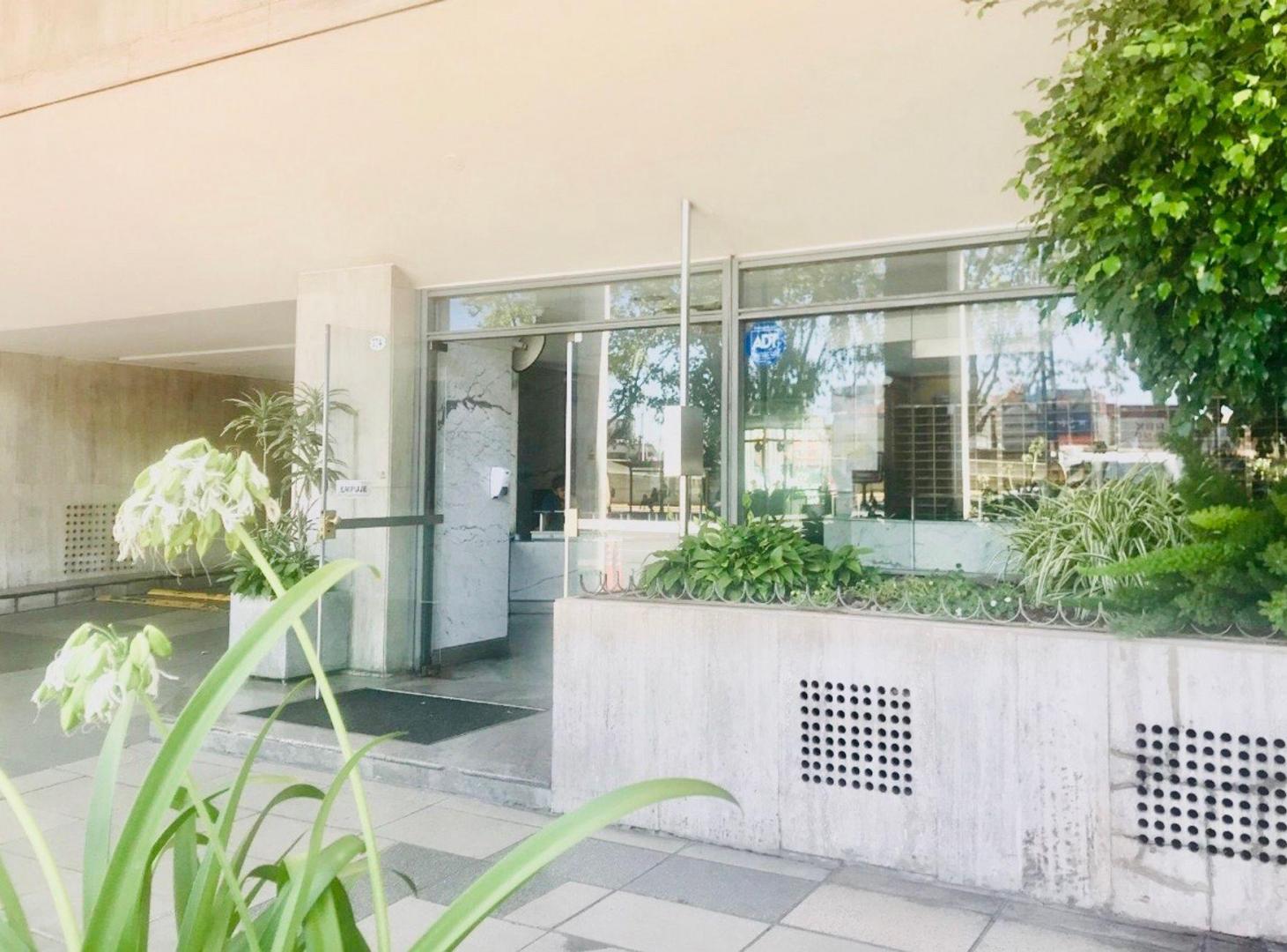 Foto de Venta Monoambiente piso alto con solarium Retiro, imagen 1