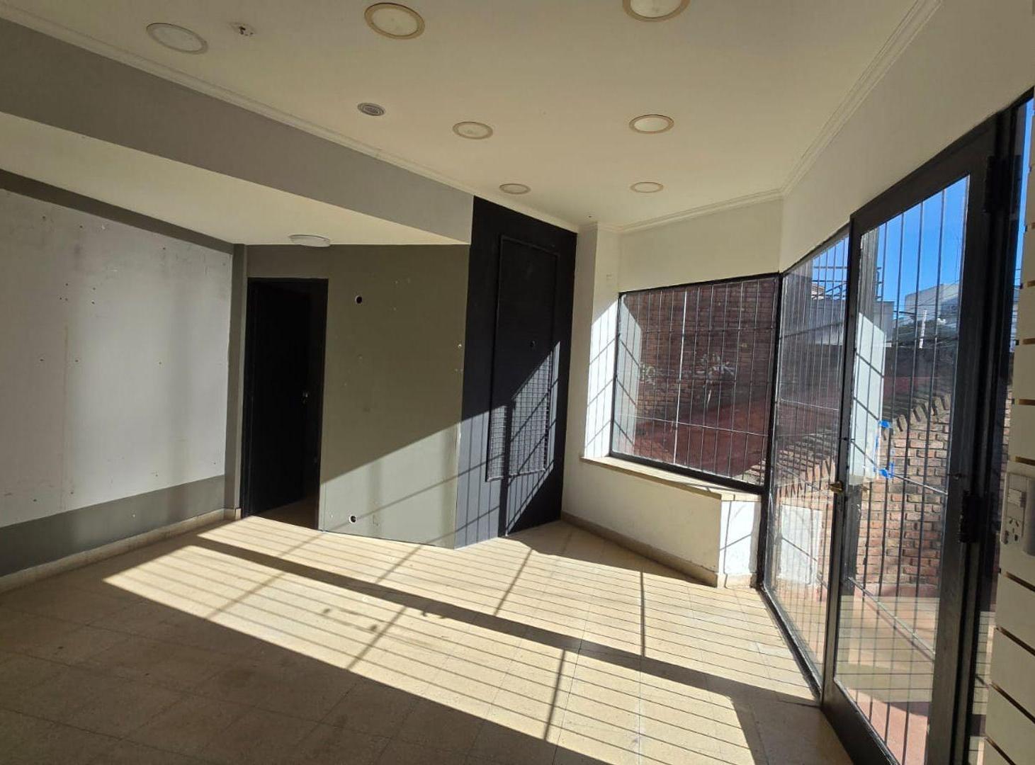 Foto de VENTA LOCAL GRAL. RODRIGUEZ CENTRO FRENTE A PLAZA, imagen 3