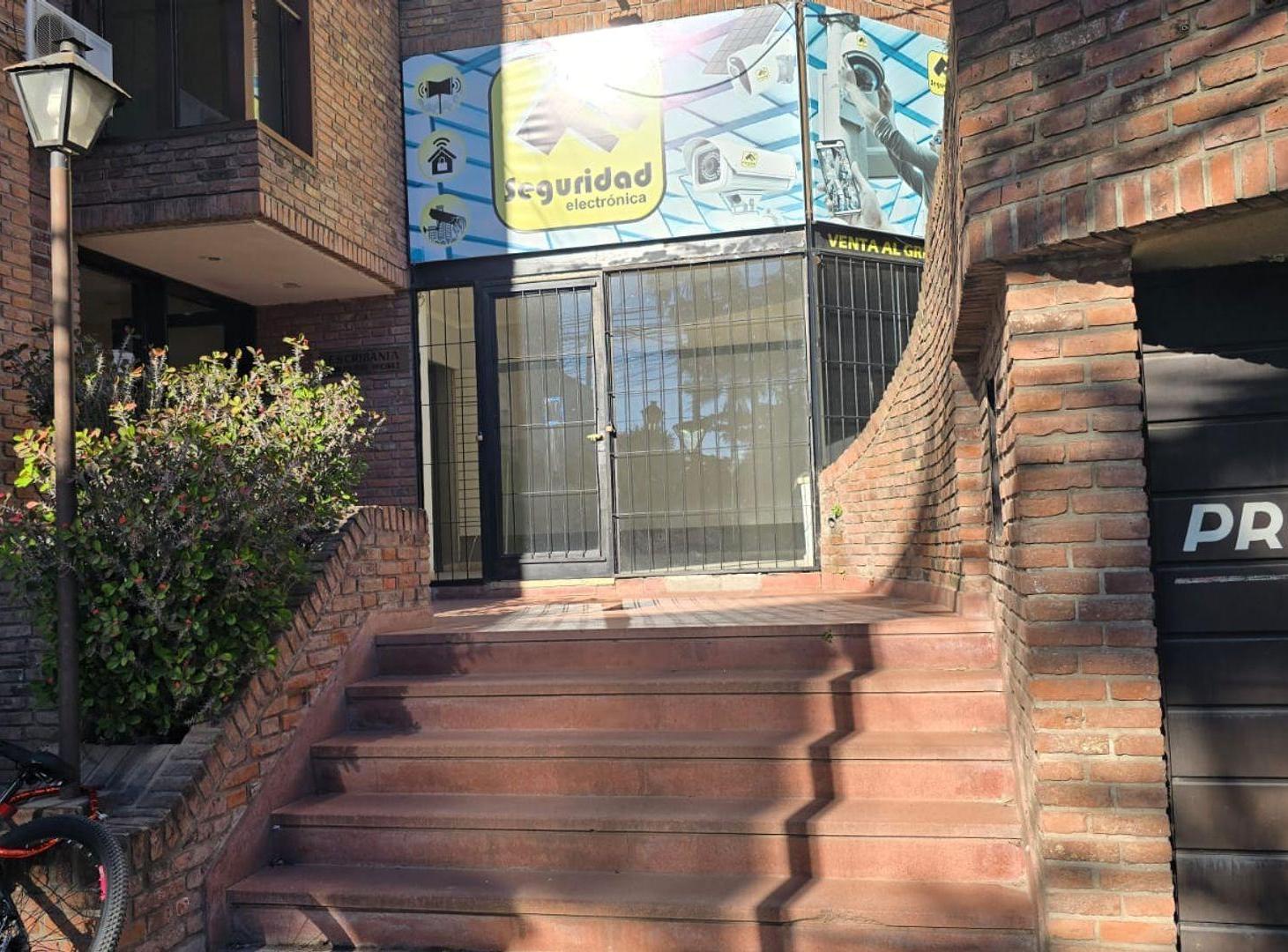 Foto de VENTA LOCAL GRAL. RODRIGUEZ CENTRO FRENTE A PLAZA, imagen 1