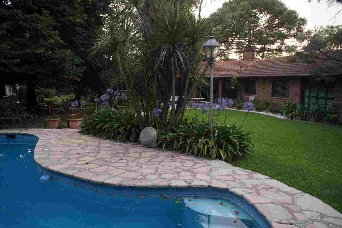 Foto de VENTA CASA CON PARQUE Y PILETA EN PILAR CENTRO, imagen 3