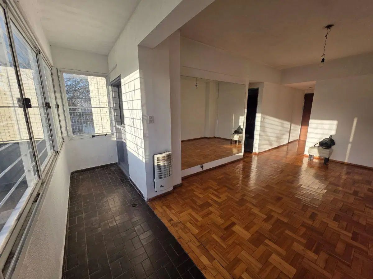 Hermoso departamento al frente de dos ambientes super cálido y luminoso con patio Emilio Lamarca 169 4