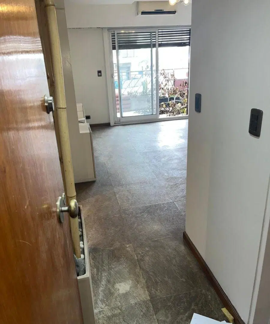 Hermoso departamento al frente con balcón terraza y cochera de 72m2 en Almagro Lambaré 815 3