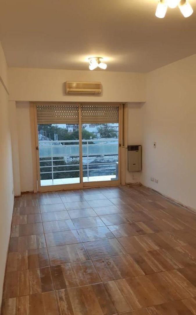 Hermoso departamento dos ambientes al frente con balcón en Donato Alvarez 1535