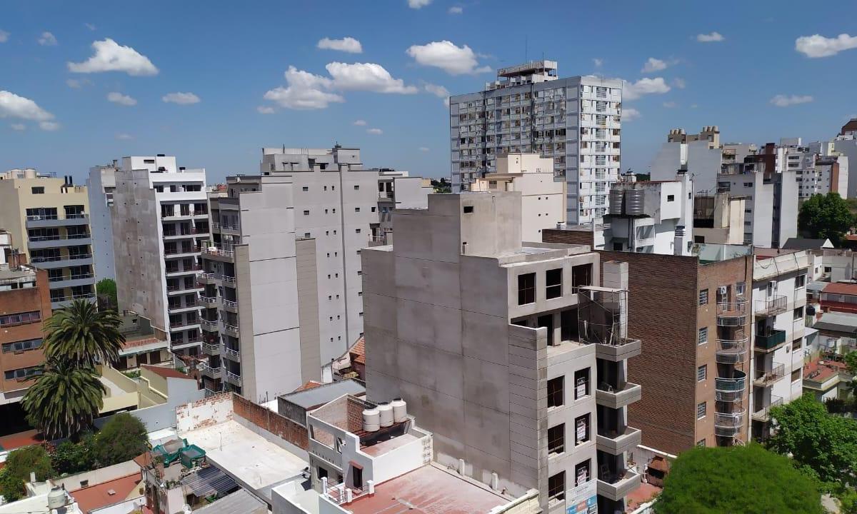 Privilegiado Tres Ambientes con Balcón y Jardin. 2