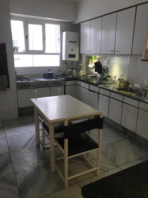 Primoroso Piso de Seis Ambientes con Dependencia Balcones Cochera y Baulera 2