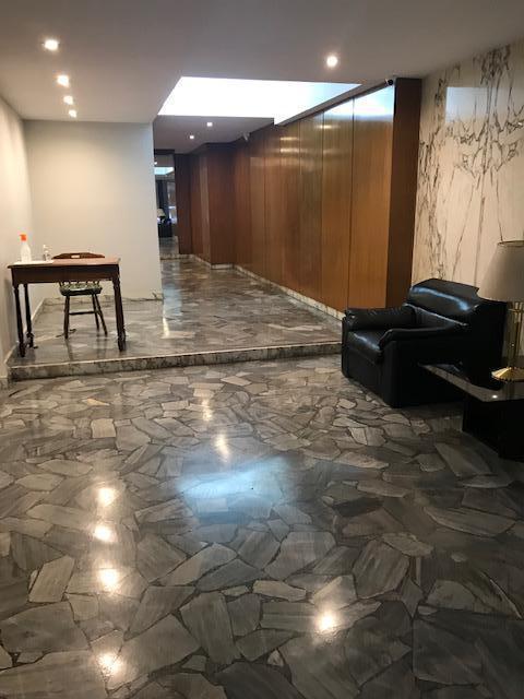 Primoroso Piso de Seis Ambientes con Dependencia Balcones Cochera y Baulera 3