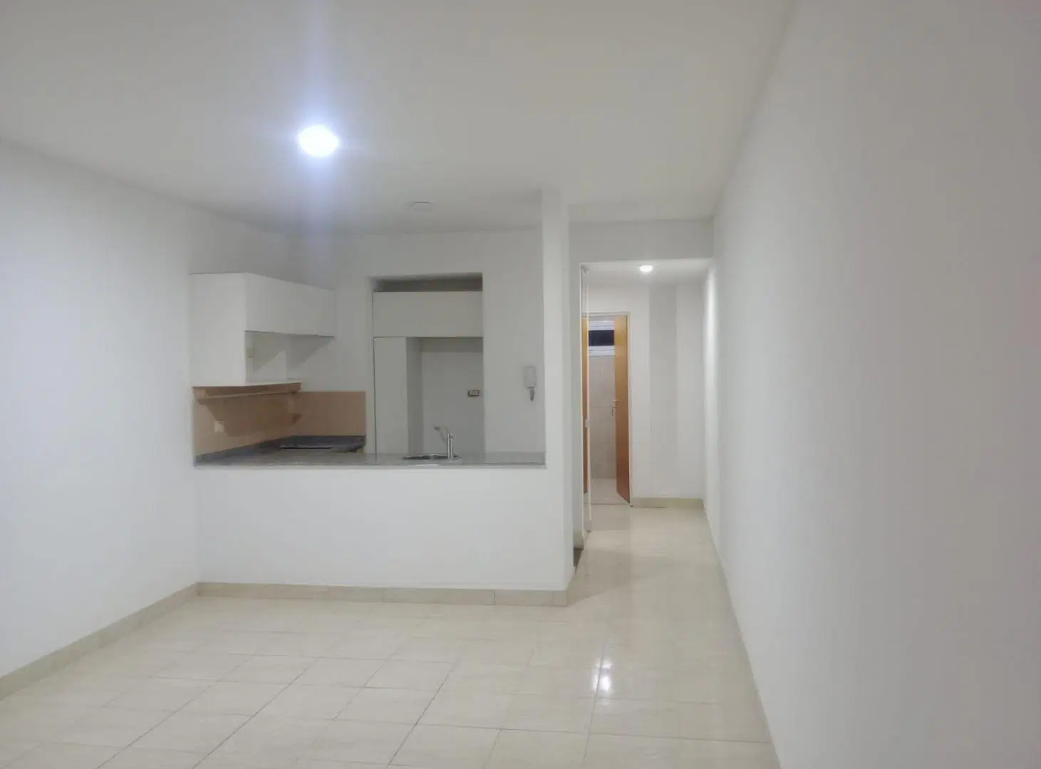 Impecable monoambiente amplio con balcón 5