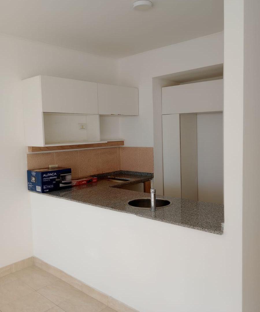 Impecable monoambiente amplio con balcón