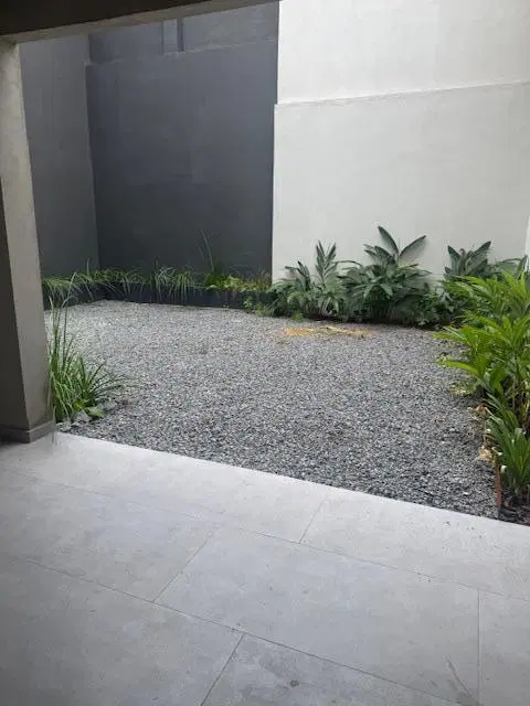 Tres ambientes a estrenar con gran espacio al aire libre. Inmejorable zona 4