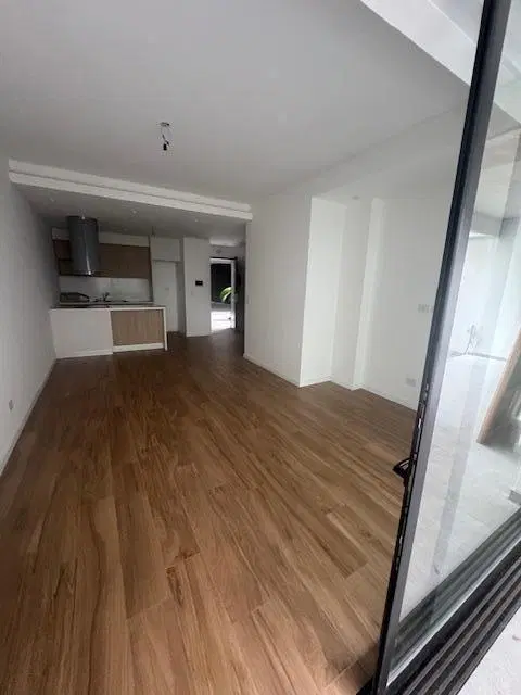 Tres ambientes a estrenar con gran espacio al aire libre. Inmejorable zona 5