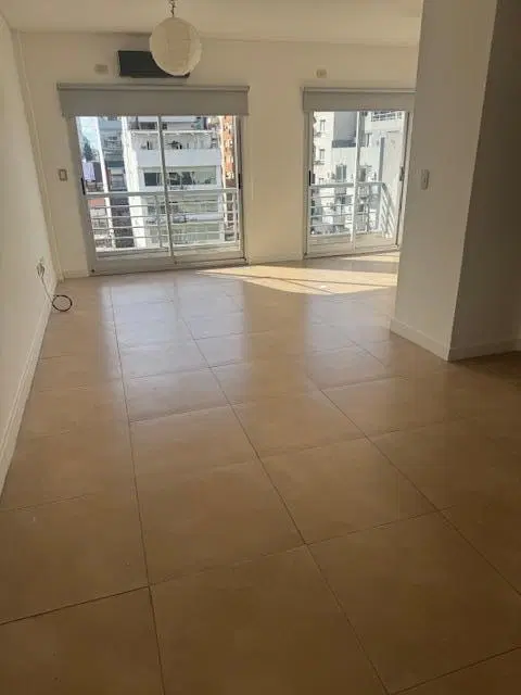 Un ambiente amplio en L con balcón. Sum y loundry 2