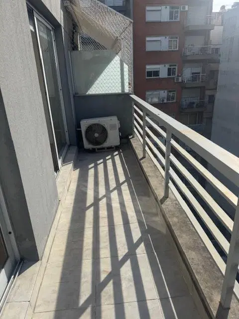 Un ambiente amplio en L con balcón. Sum y loundry 8