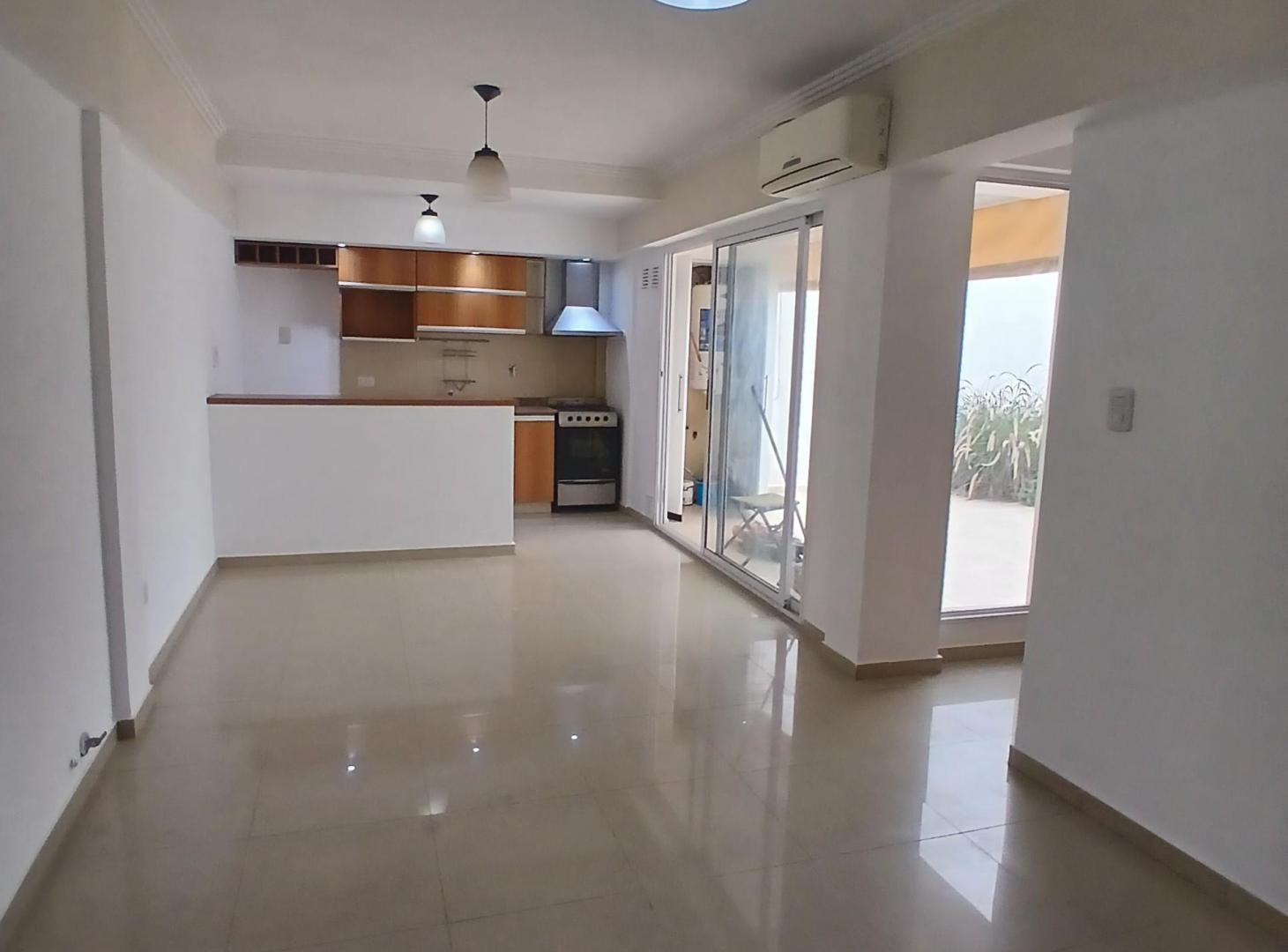 PH de 2 ambs grande en planta baja con patio!! Muy bajas expensas!!