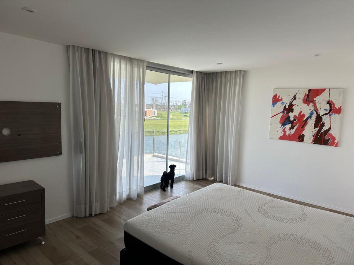 Foto de Execpcional casa con diseño moderno en barrio de gran prestigio y super, imagen 4