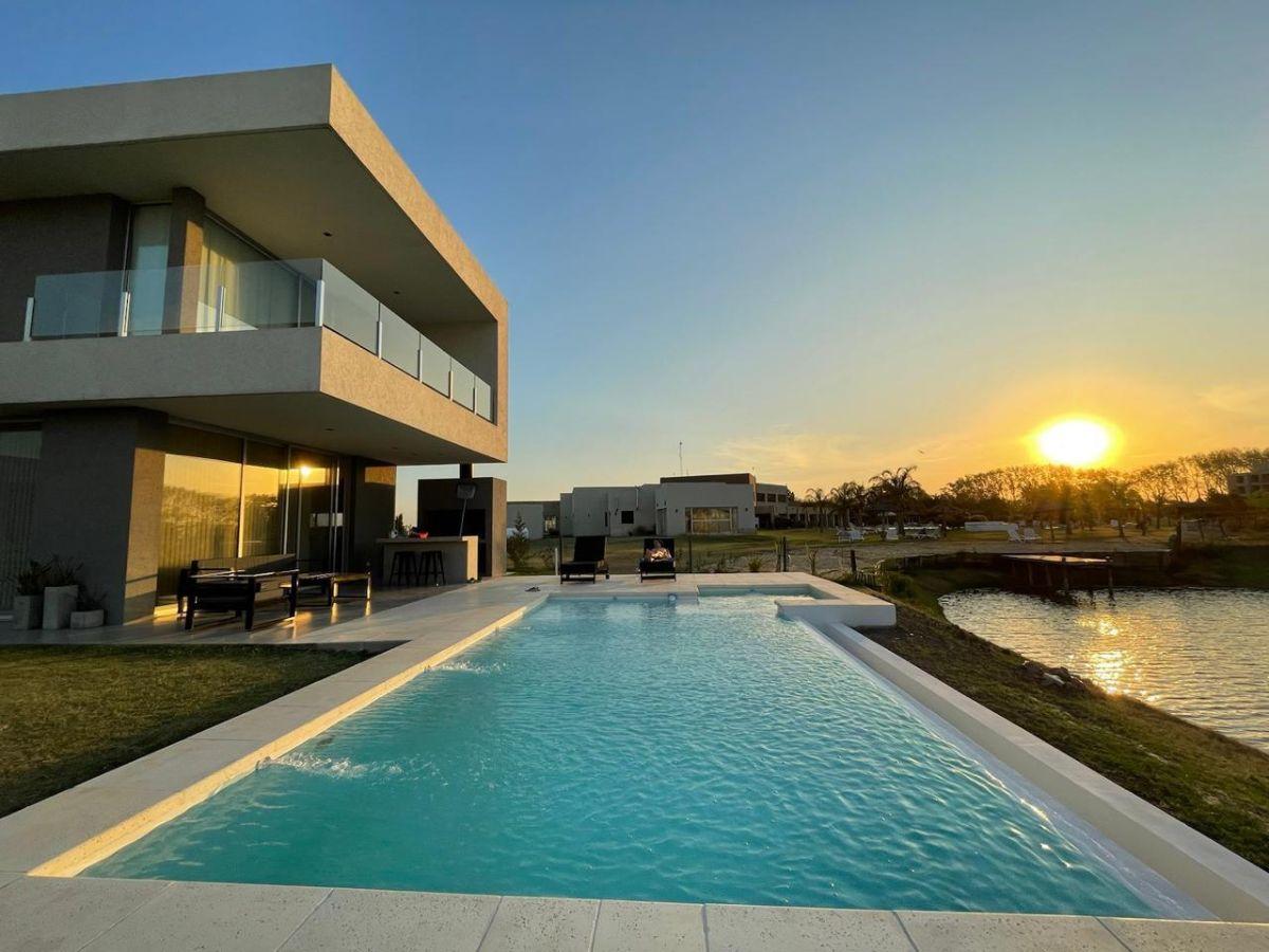 Foto de Execpcional casa con diseño moderno en barrio de gran prestigio y super, imagen 1