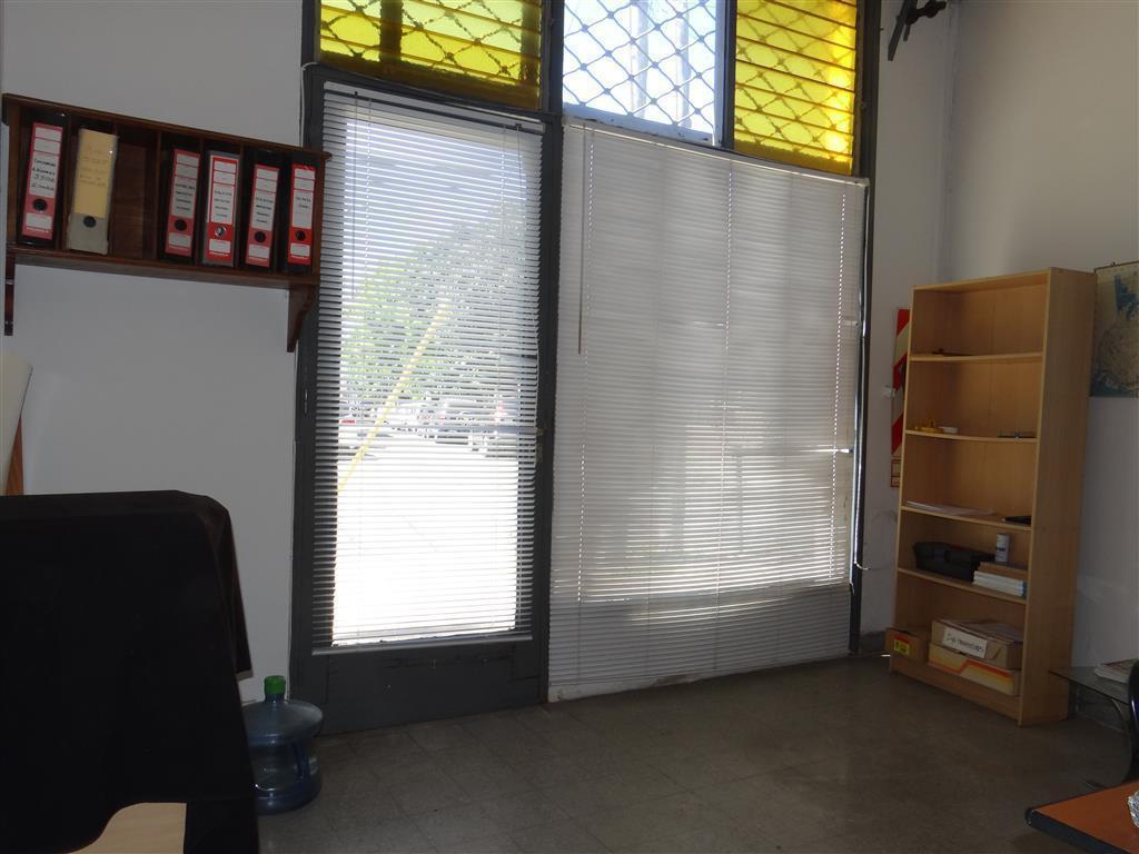 Foto de Local a metros de Av. Mitre, 39.00m2 cubiertos con patio.- Villa, imagen 4