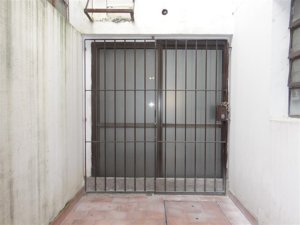 Foto de Local a metros de Av. Mitre, 39.00m2 cubiertos con patio.- Villa, imagen 2