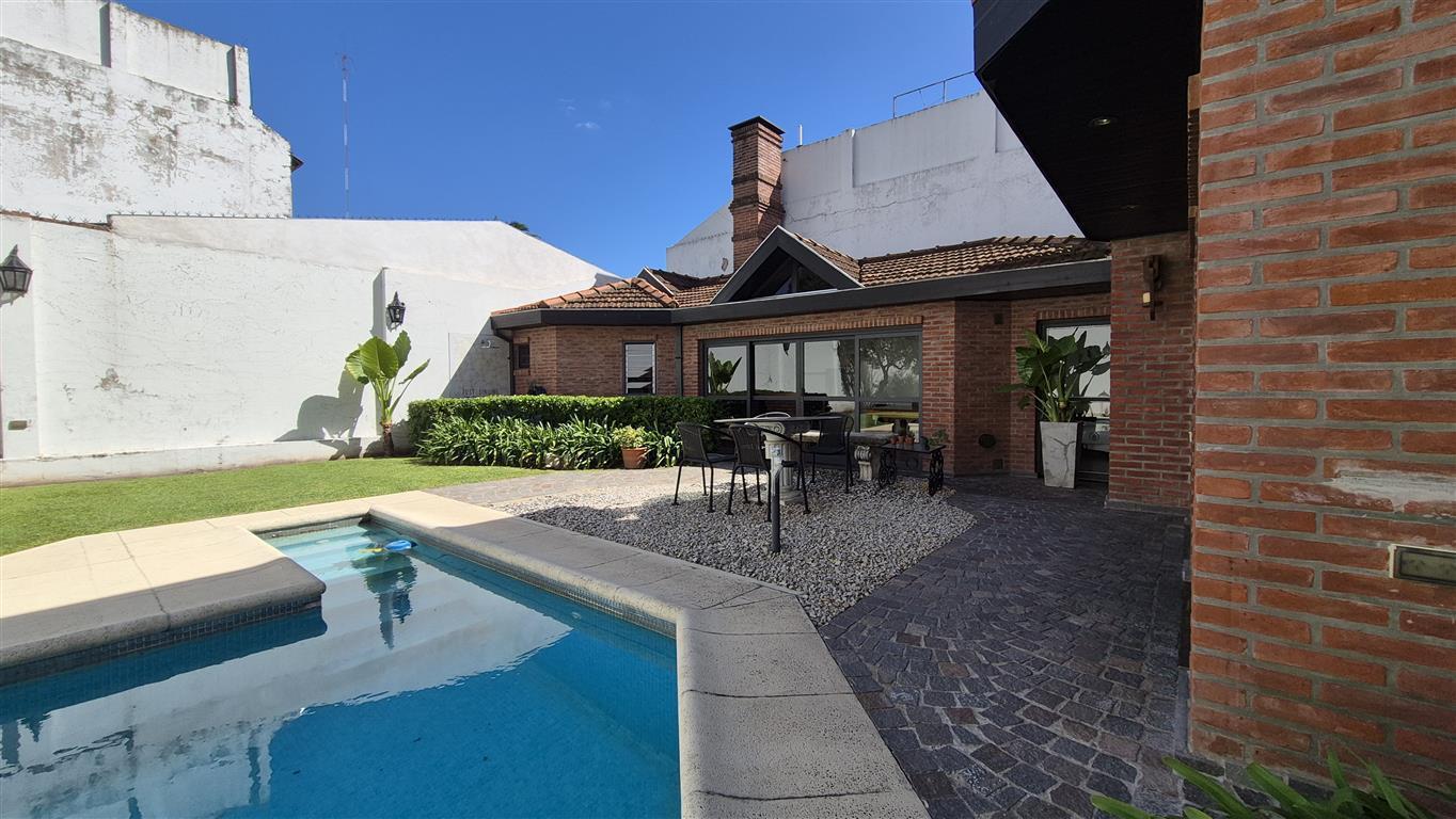 Casa 5 amb., en venta 400m2 cub. V. Martelli - B. Parque