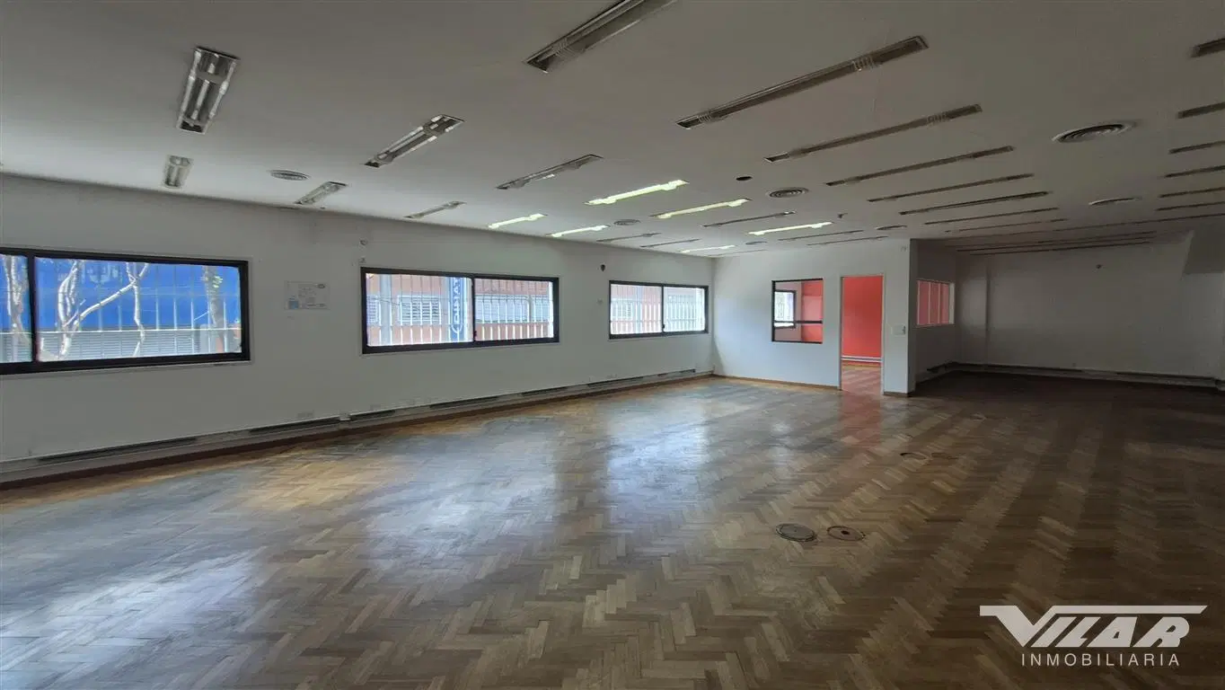 En venta Edificio comercial / Galpón con oficinas, 1600m2, Z. Industrial - V. Martelli 5