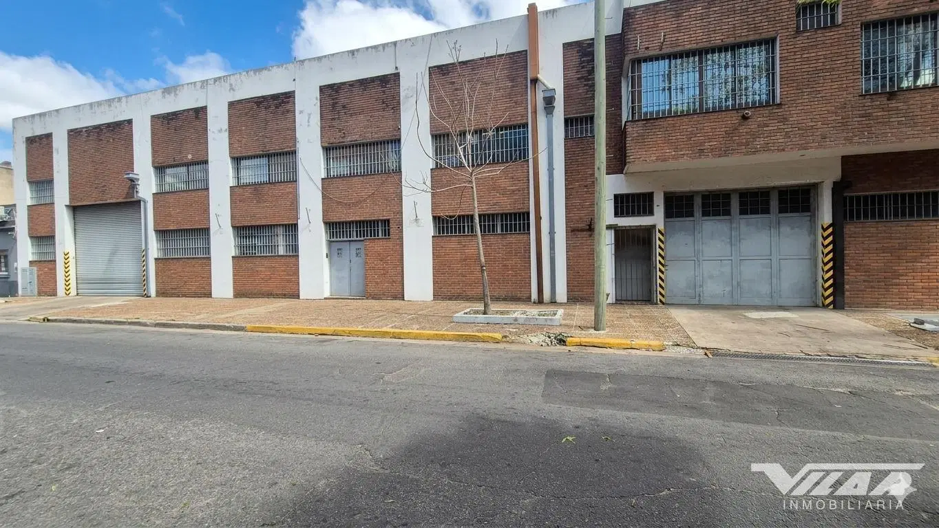 En venta Edificio comercial / Galpón con oficinas, 1600m2, Z. Industrial - V. Martelli 2