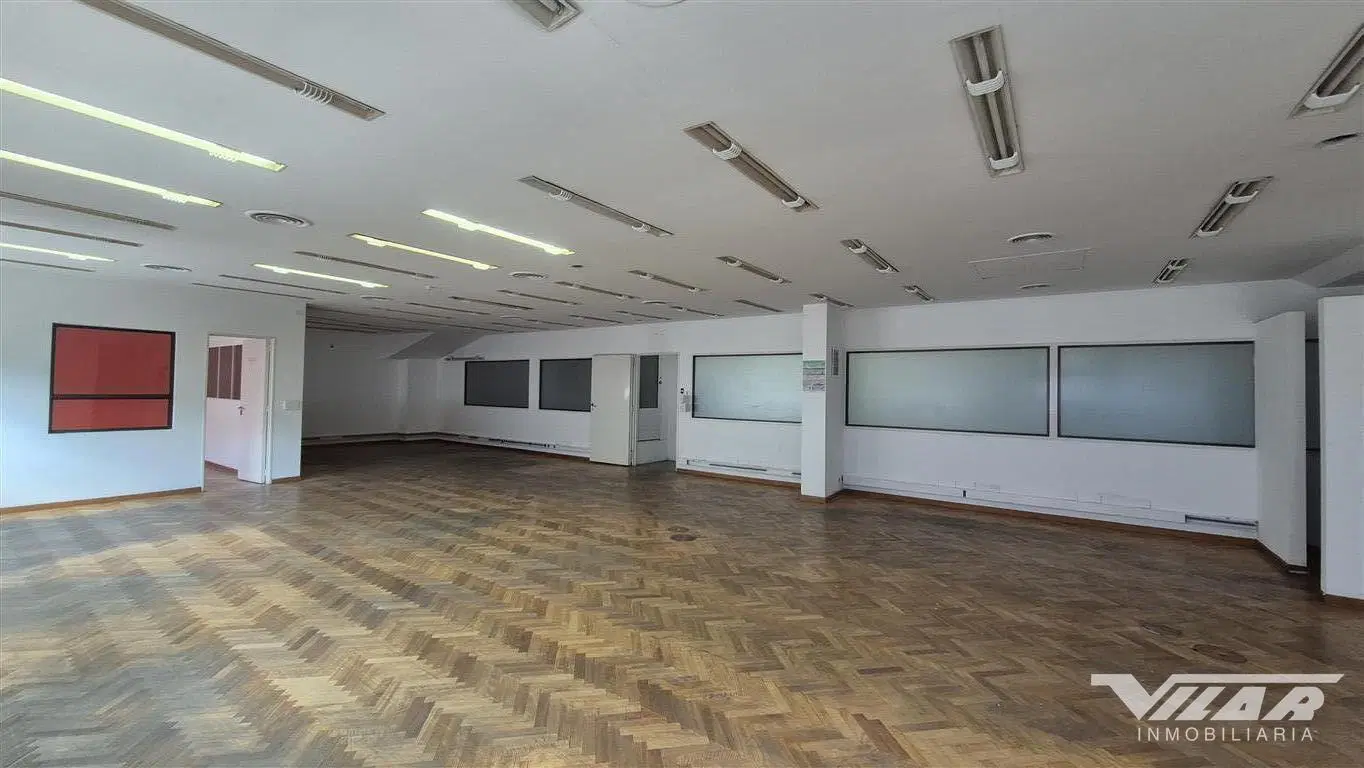 En venta Edificio comercial / Galpón con oficinas, 1600m2, Z. Industrial - V. Martelli 3