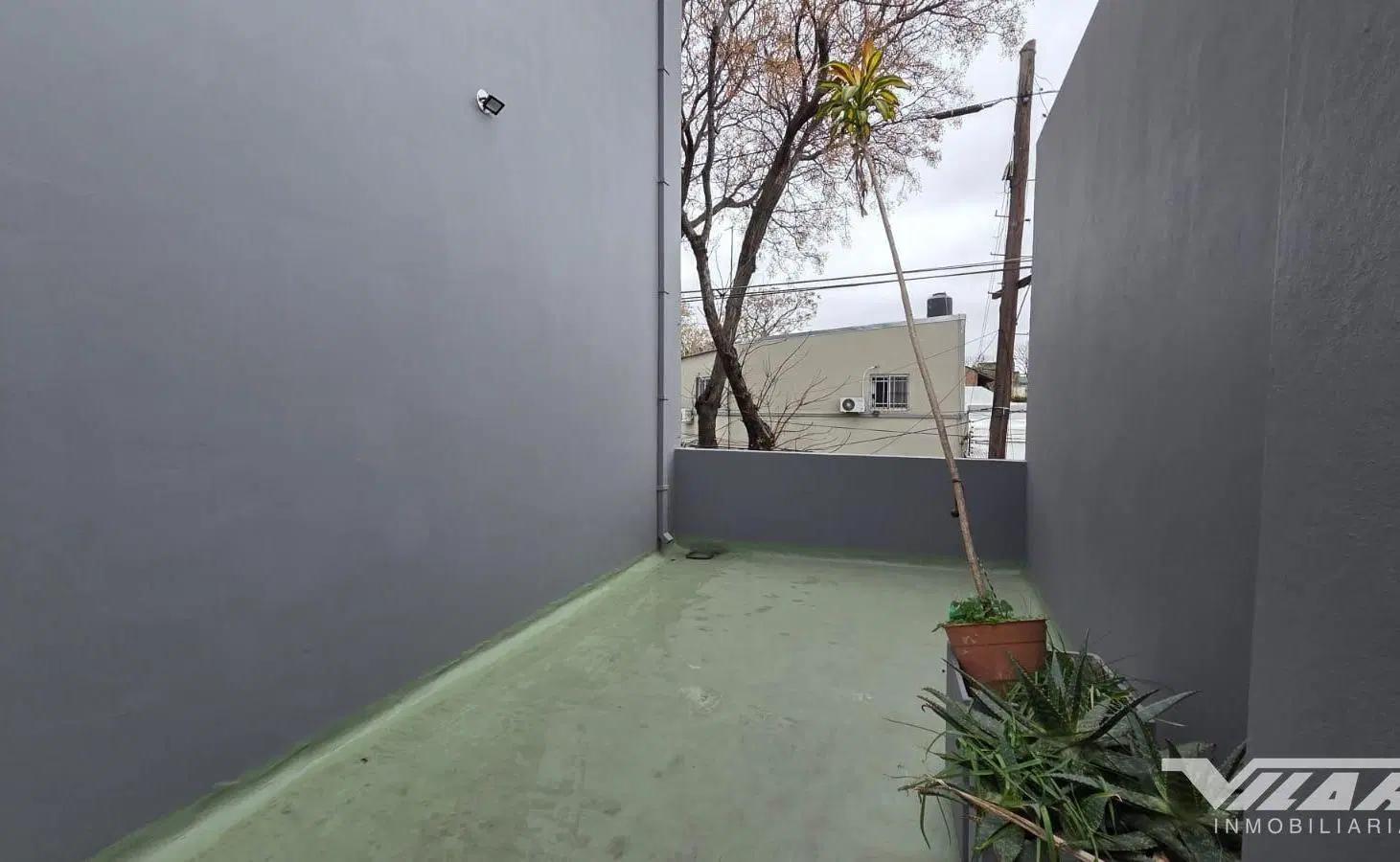 En Venta 2 PH. en block, 3 amb. PB y 3 amb PA. indep. cochera, patio.  V. Martelli 4