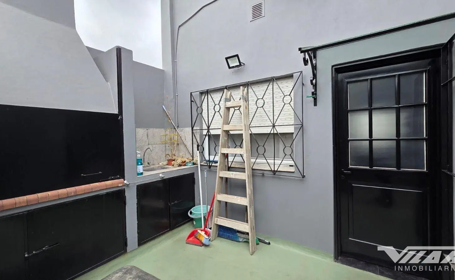 En Venta 2 PH. en block, 3 amb. PB y 3 amb PA. indep. cochera, patio.  V. Martelli 5