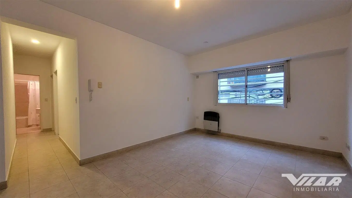 Departamento  3 ambientes con cochera y balcon, primer piso por escalera. 2