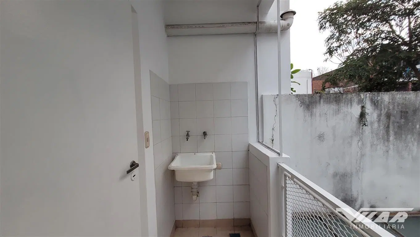 Departamento  3 ambientes con cochera y balcon, primer piso por escalera. 5