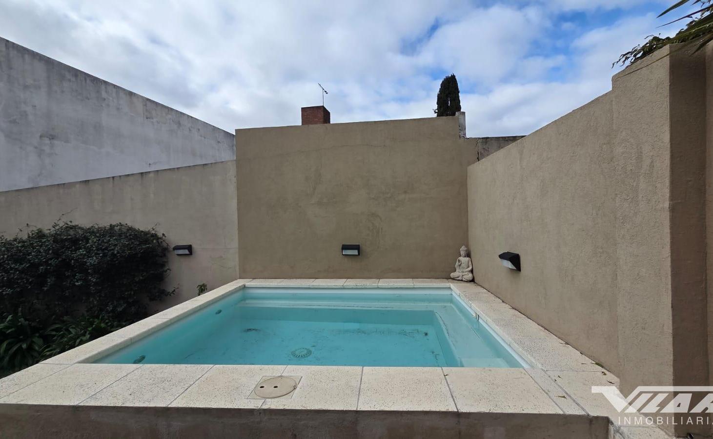 Foto de En Venta Casa 5 amb. cochera, quincho, jardín, pileta. - V. Martelli, imagen 2