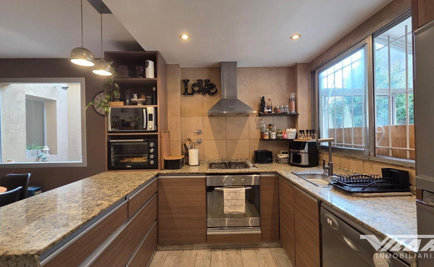 Foto de En Venta Casa 5 amb. cochera, quincho, jardín, pileta. - V. Martelli, imagen 1
