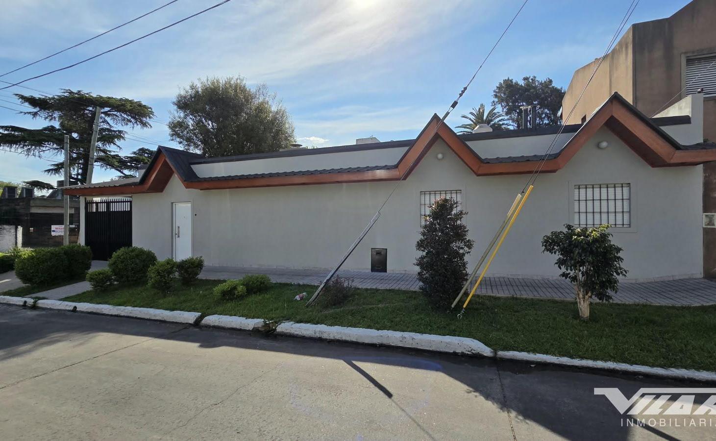 Foto de En Venta Casa 4 amb c/ cochera, jardin y galeria. REFACCIONADA. -V, imagen 3