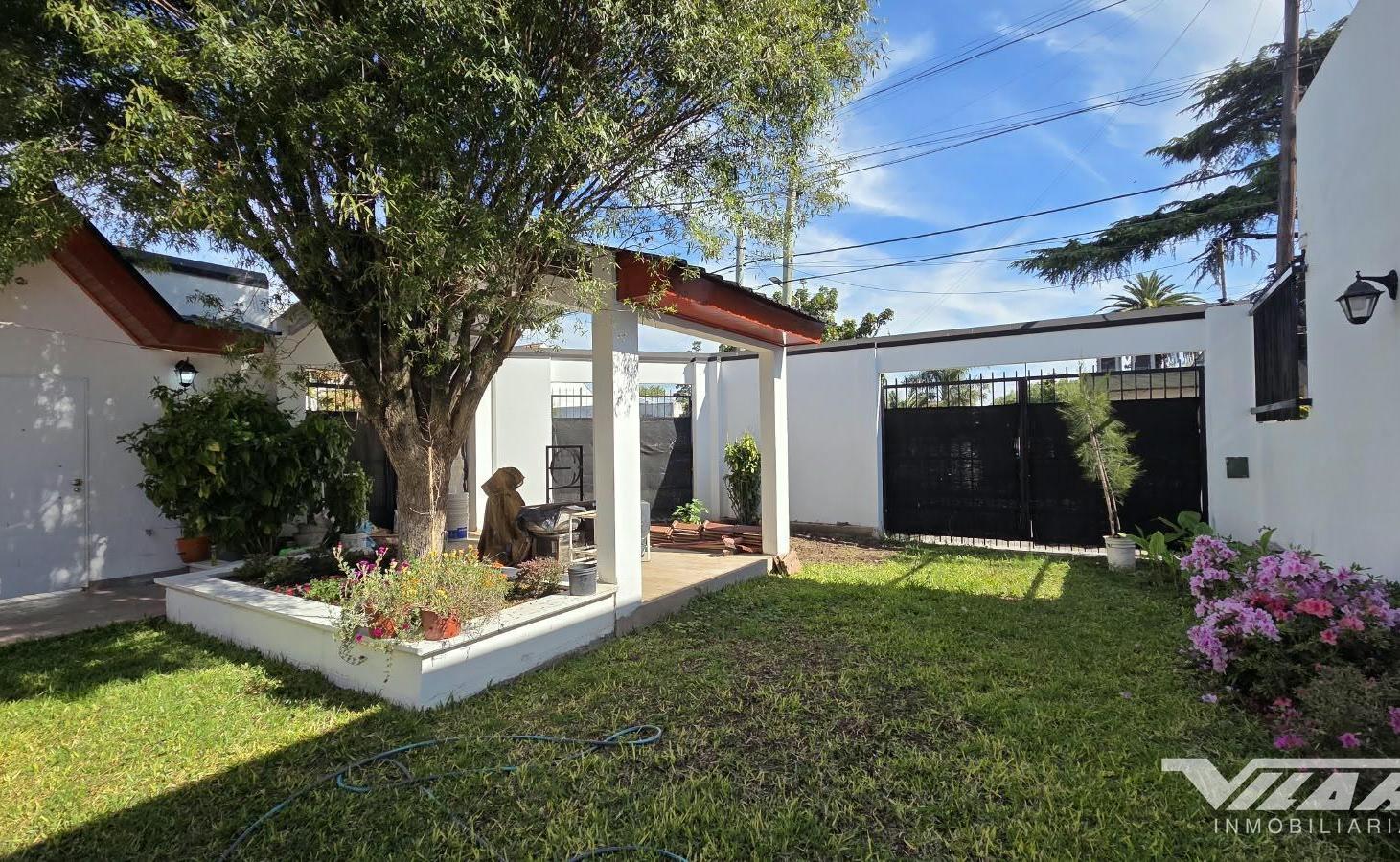Foto de En Venta Casa 4 amb c/ cochera, jardin y galeria. REFACCIONADA. -V, imagen 2